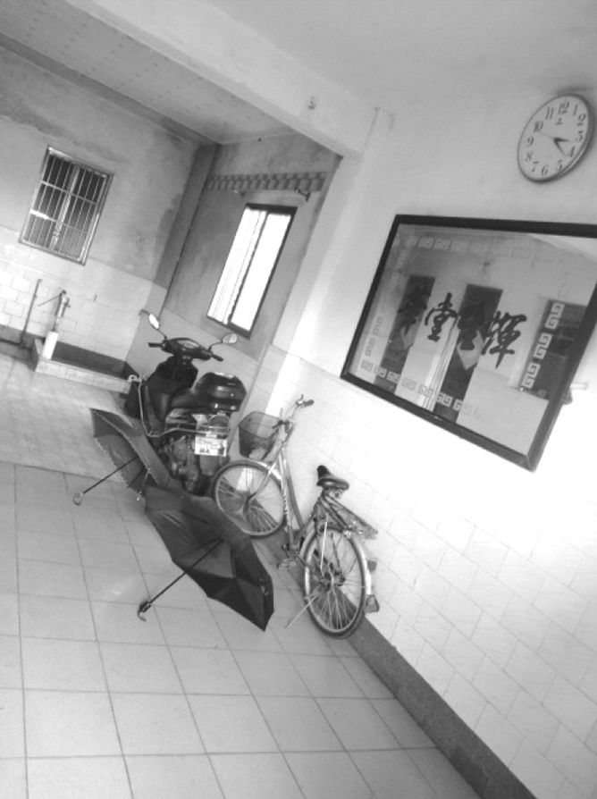 图5-2 H伯堂屋里停放的日常代步工具